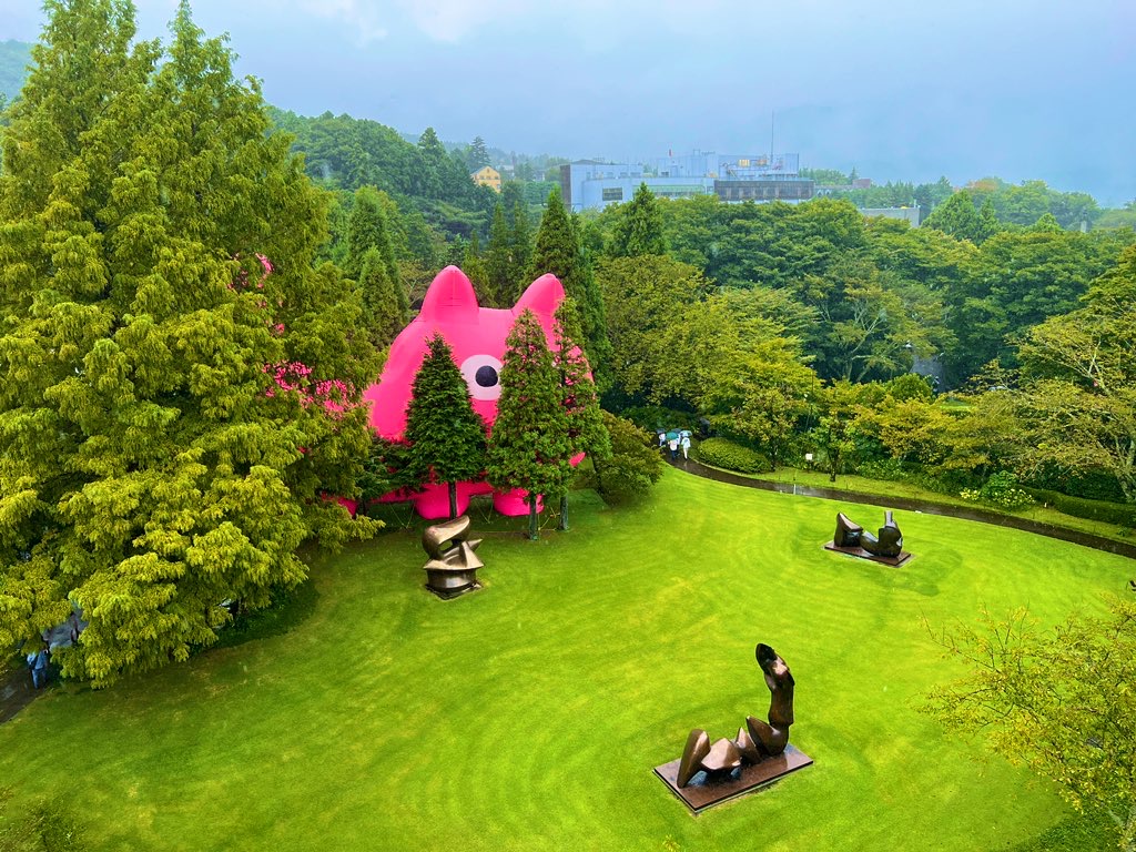 箱根彫刻の森美術館 ピンクの猫の小林さん